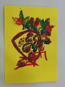 Kunsttherapie - abstrakte Malerei auf gelben Hintergrund